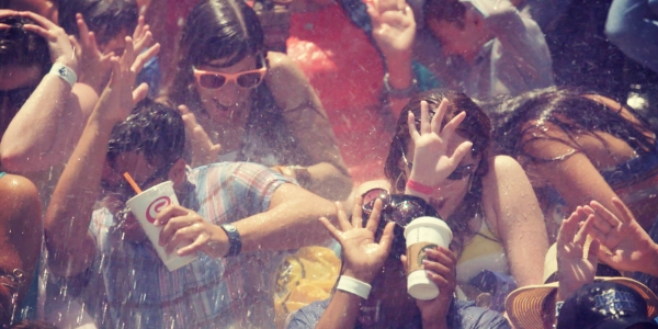 crowd-getting-soaked-mosasaurus-feeding-show.jpg