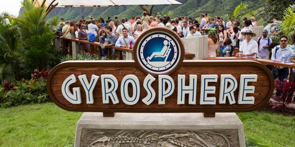 gyrosphere-sign-crowd-standing-in-line.jpg