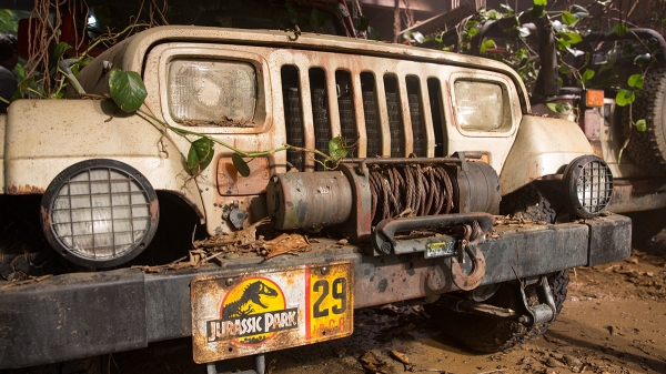 original-jurassic-park-jeep-front.jpg