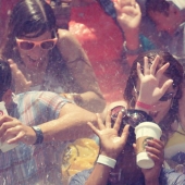 crowd-getting-soaked-mosasaurus-feeding-show.jpg