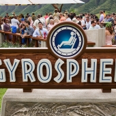 gyrosphere-sign-crowd-standing-in-line.jpg